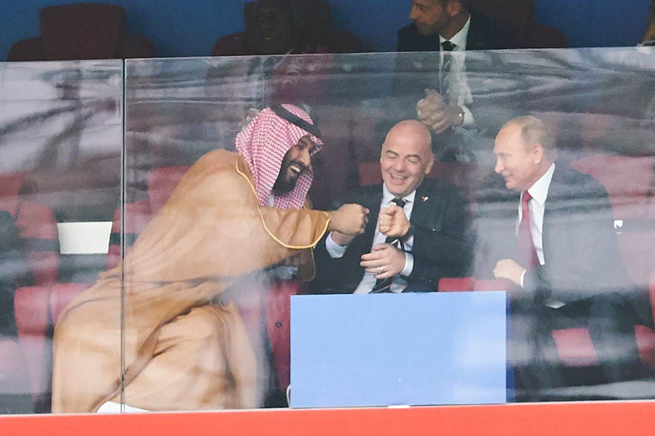 Mohammed bin Salman, Gianni Infantino, Wladimir Putin sitzen am WM-Final 2018 in Moskau in der Loge und spielen Schere, Stein, Papier.